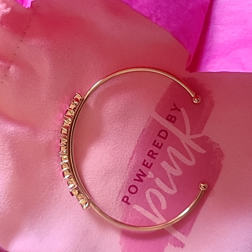 New in pouch pink gem bracelet - Picture 3 of 5